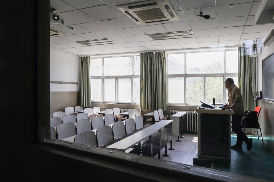 2020年4月20日,中國北京,北京科技大學一名老師正在進行網上授課。