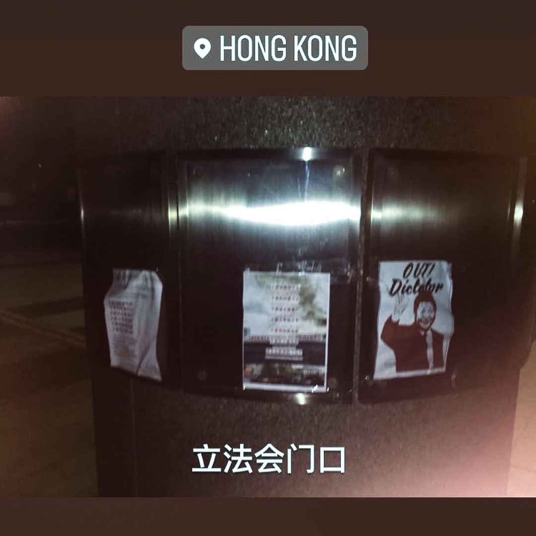 Instagram上轉發來自不同地方的留學生在校內張貼的海報。