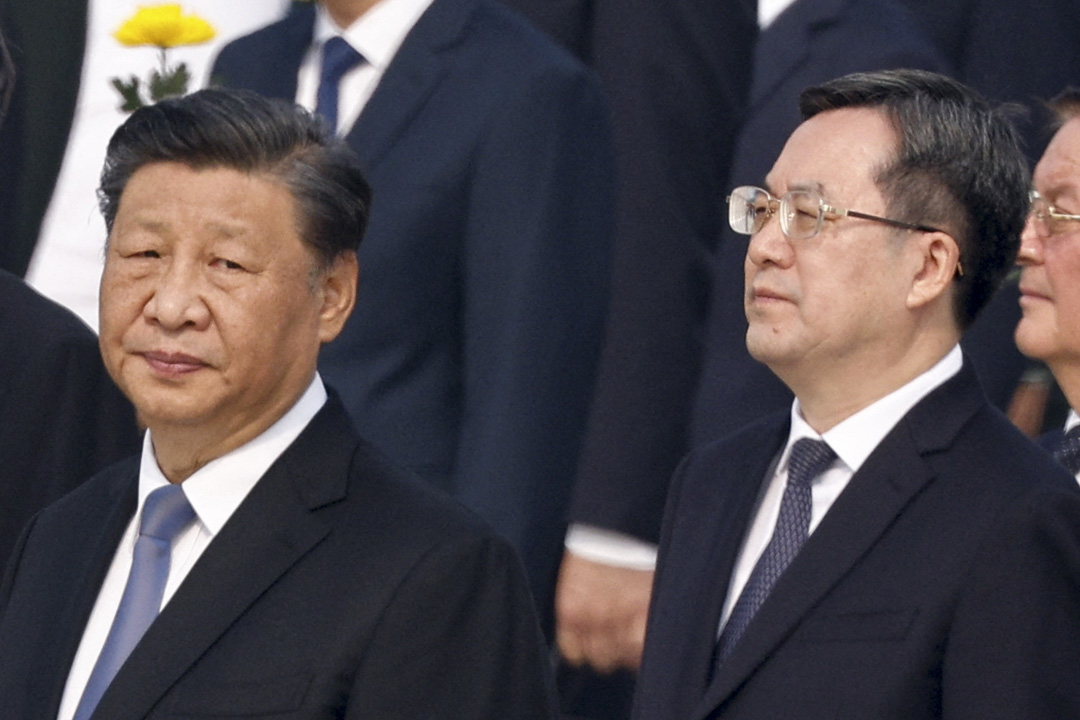 2022年9月30日,国家主席习近平和中央办公厅主任丁薛祥在出席在天安门广场举行的烈士节献花仪式。
