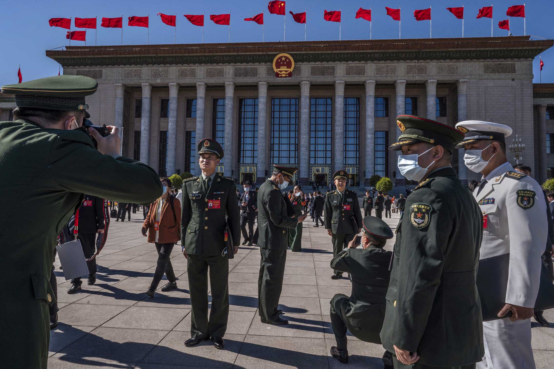2022年10月22日,北京,中国共产党第二十次全国代表大会闭幕,军方代表于北京人民大会堂外拍照。