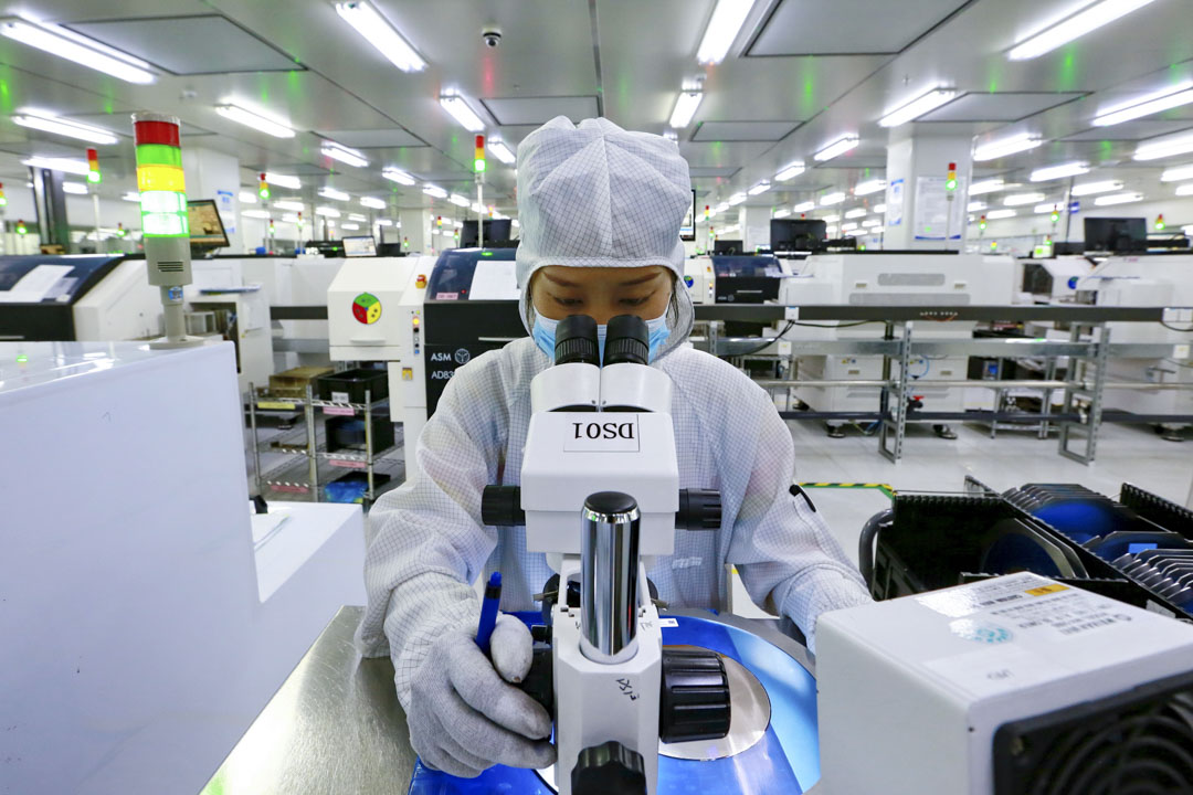 2022年5月24日,中国四川,一名工人在一家半导体制造商检查产品质量。