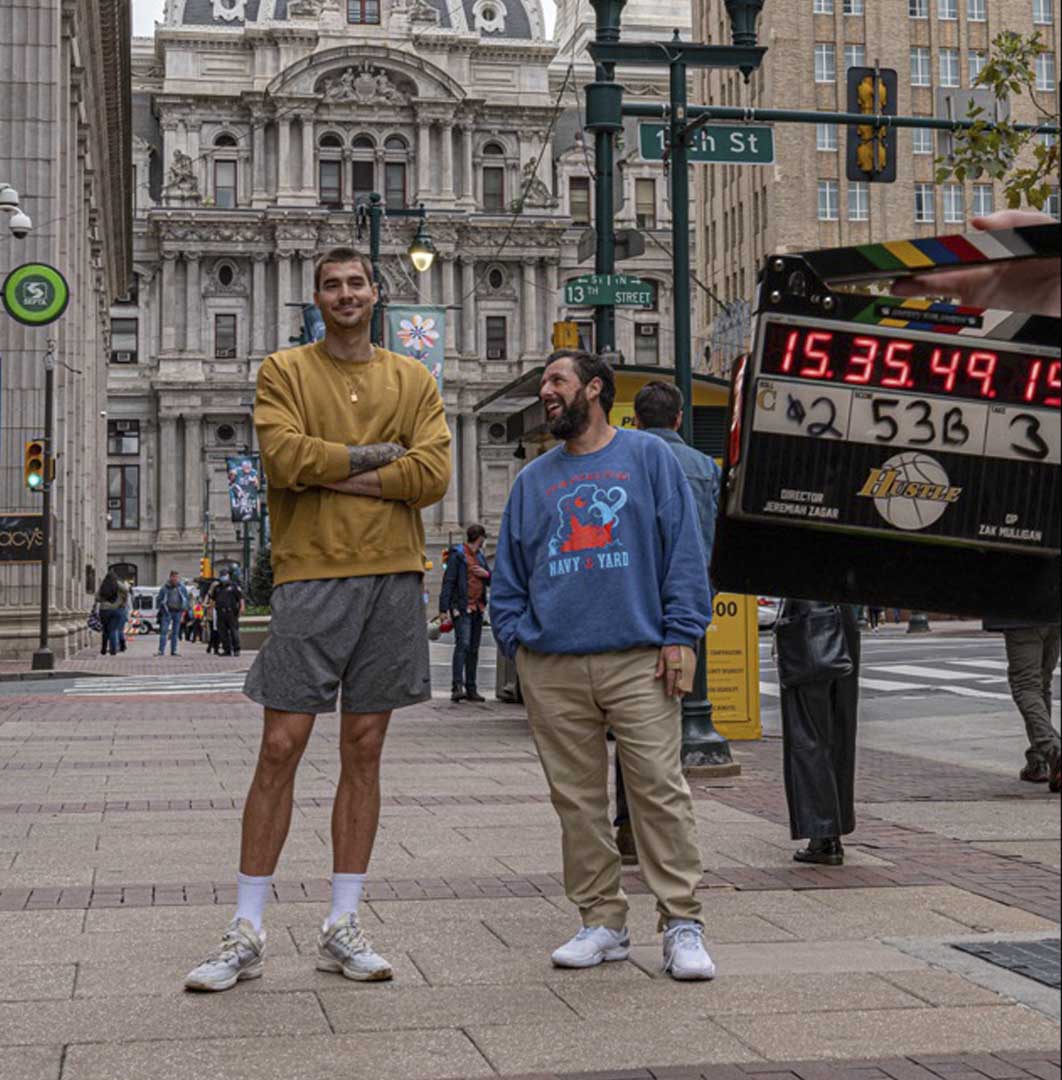 Adam Sandler 在Netflix電影 《必勝球探》 (Hustle)拍攝現場。