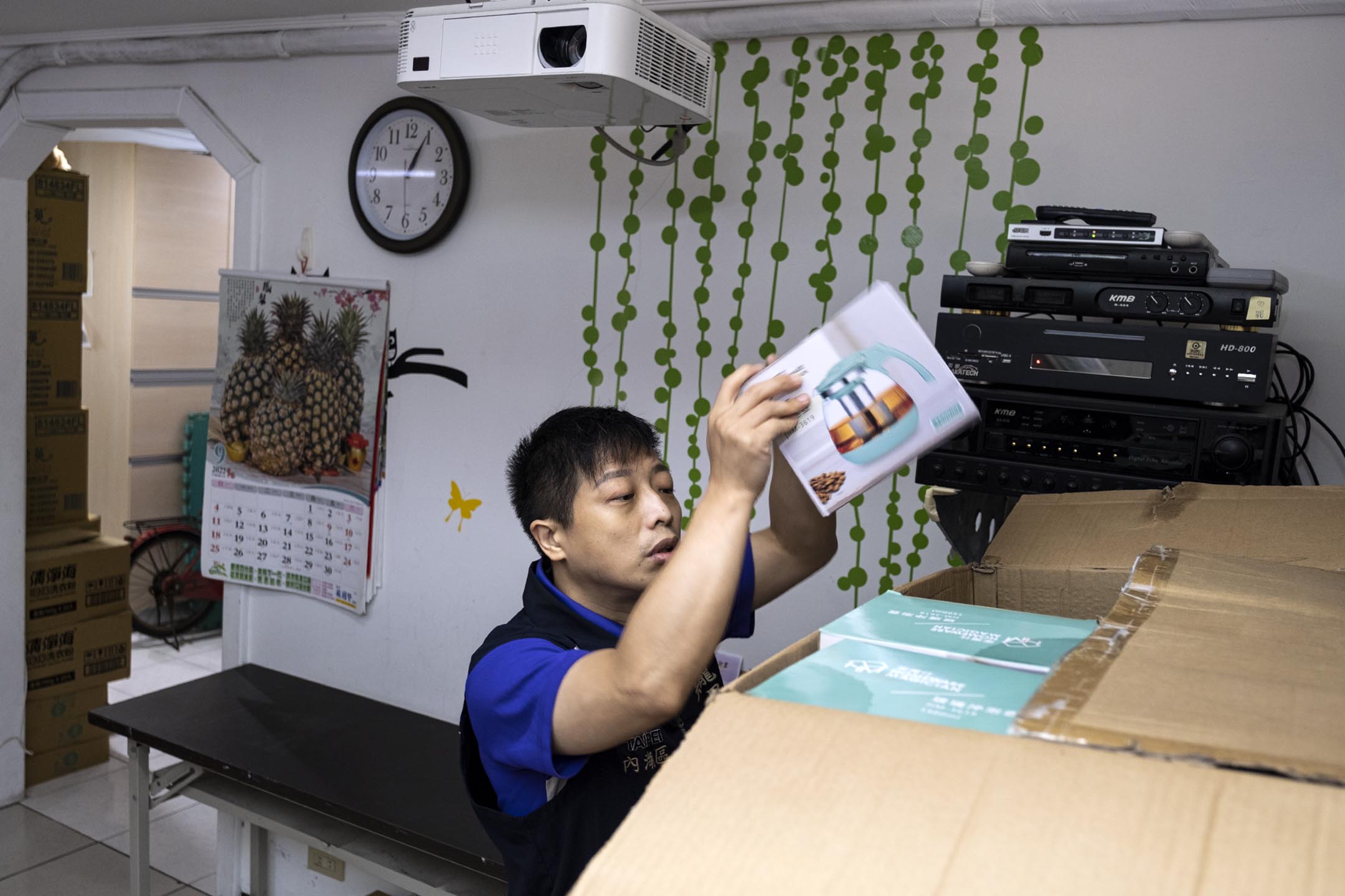 2022年9月5日,台北市內湖區金龍里里長鄭允強在辦公室内整理送給居民的禮品。