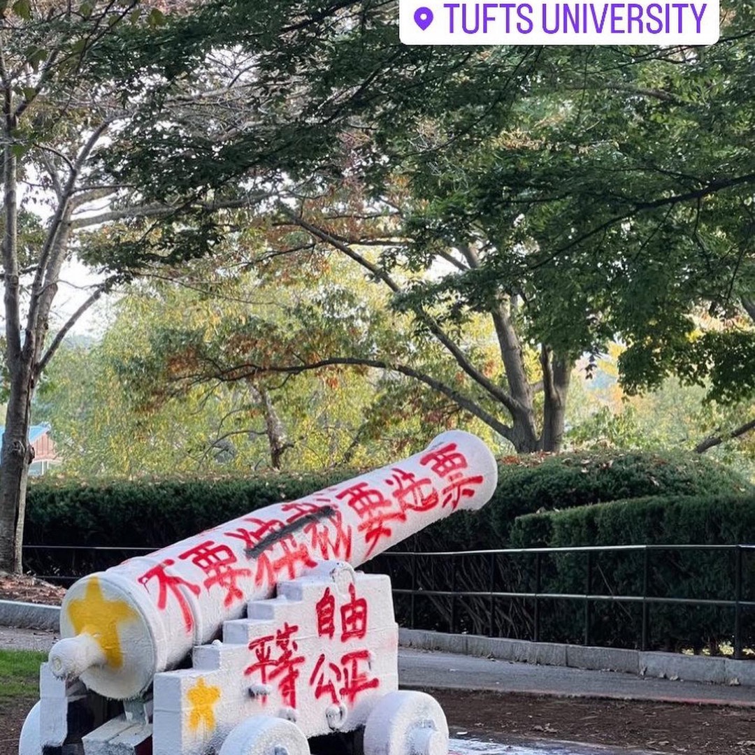 Instagram上轉發來自不同地方的留學生在校內張貼的海報。