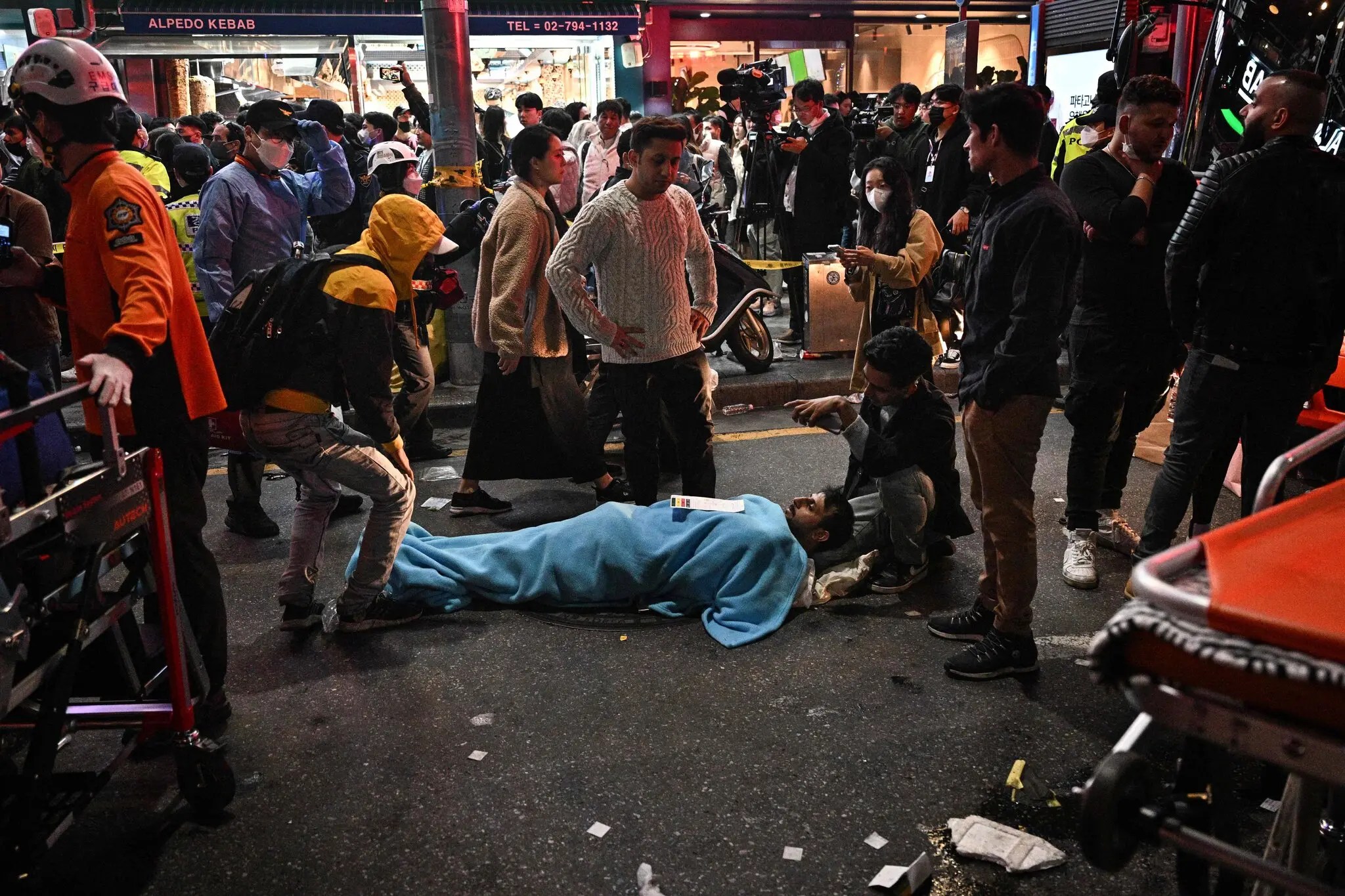 2022年10月30日,南韓首爾梨泰院事故現場的傷者。