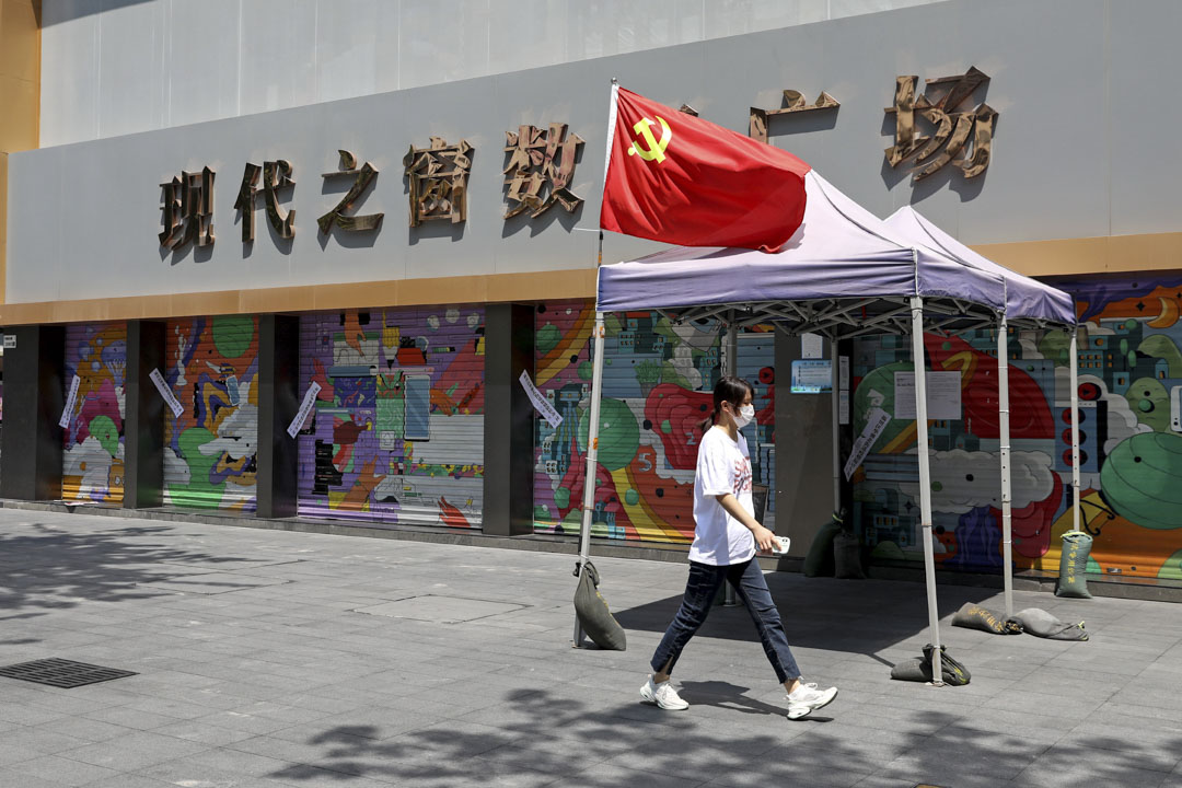 2022年9月3日,中國深圳﹐一名婦女走在華強北電子市場的一條街道上,商店都因疫情而關閉。