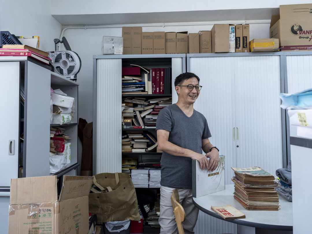 同事知道叶文琪惜书,看见保存状态良好的旧书会替他留起,旧书填满了叶文琪的办公室的一角。