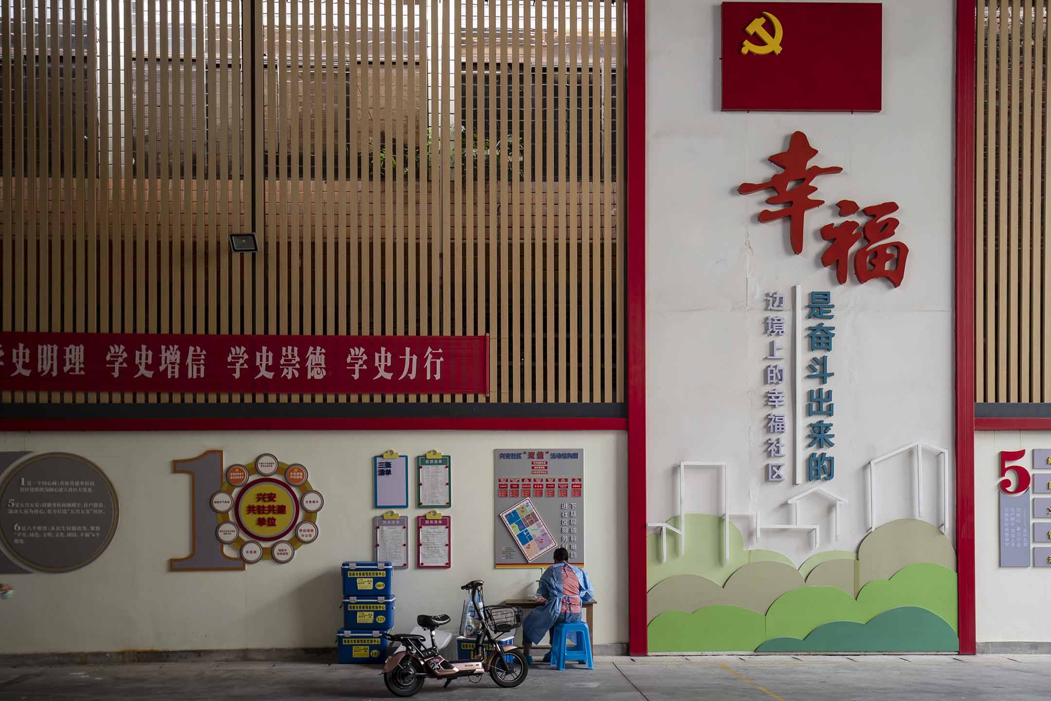2022年8月10日,云南省瑞丽市,一个社区中心收集2019冠状病毒测试试剂盒。
