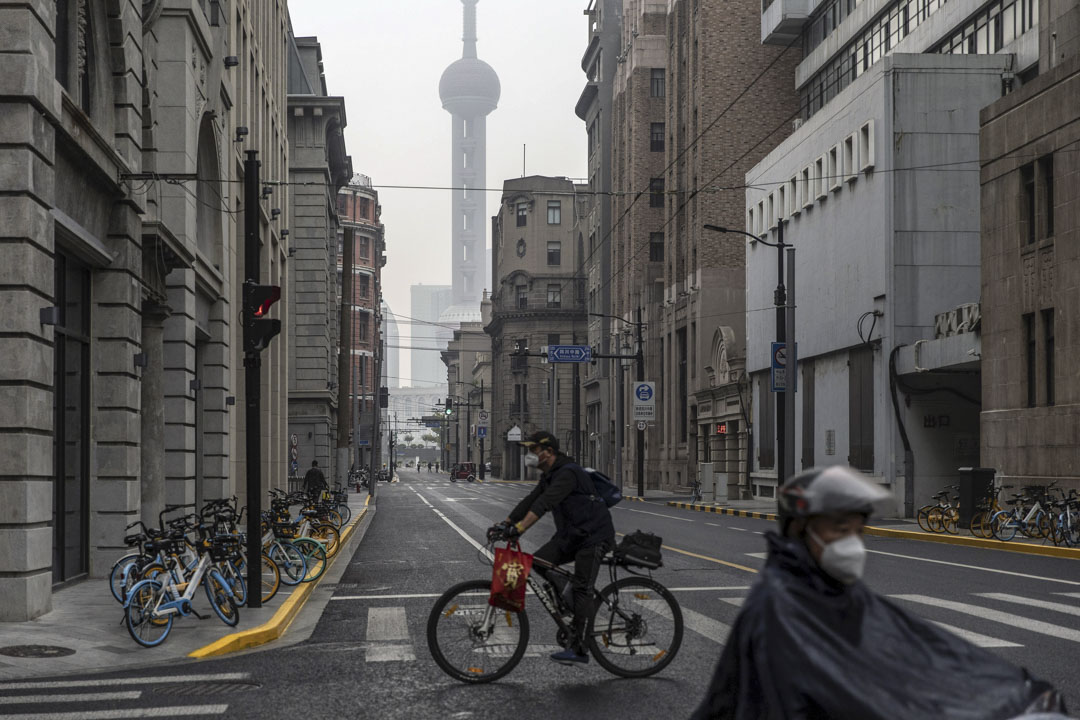 2022年10月17日,中國上海一名騎自行車的人在馬路上。