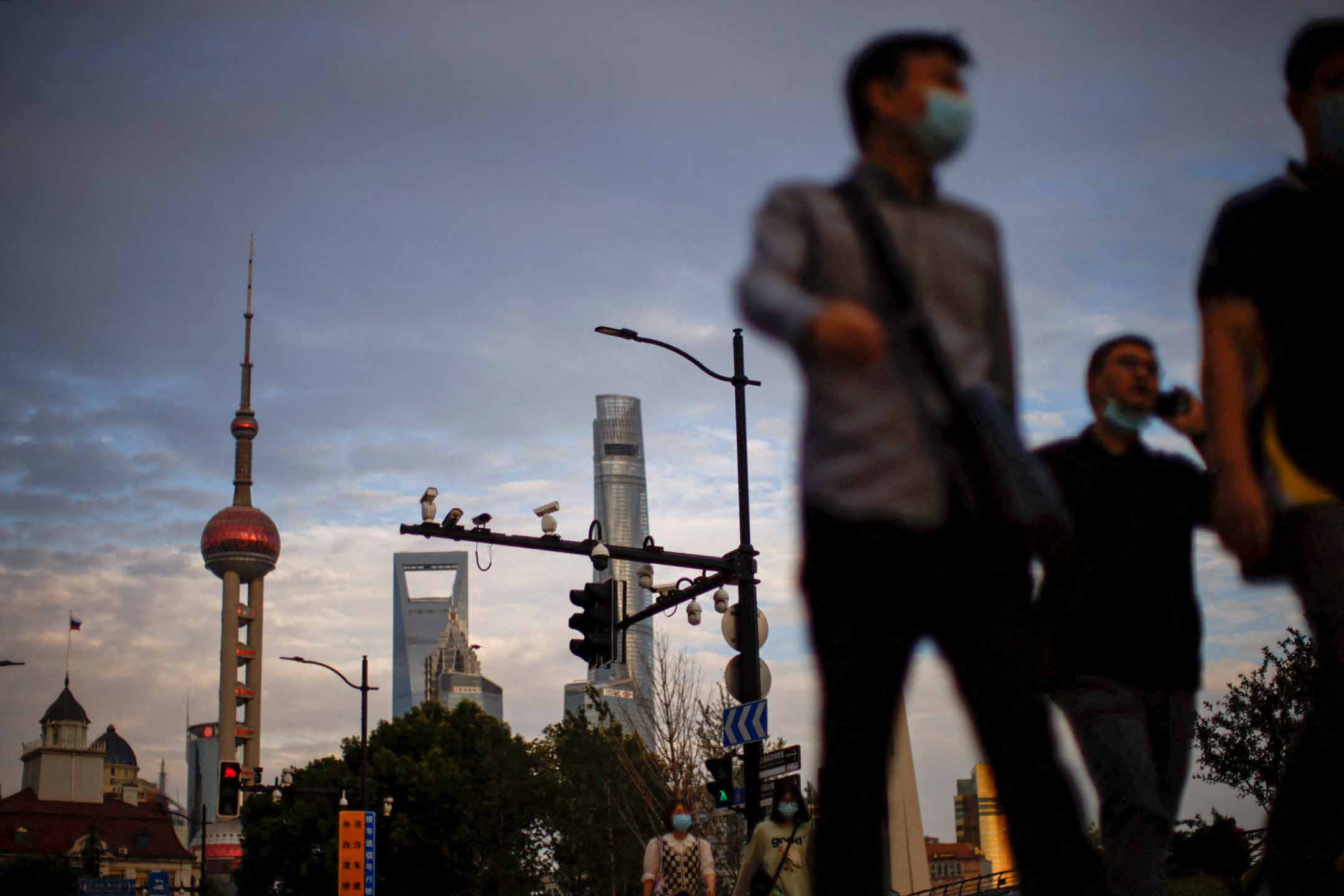 2022年9月21日,上海爆发疫情后,戴著口罩的人们走在街上。