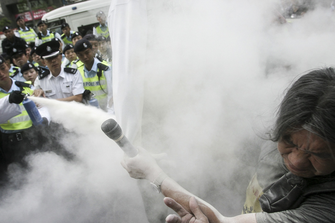 2007年7月1日，香港示威者焚燒人形玩偶，被警方使用滅火粉撲熄。