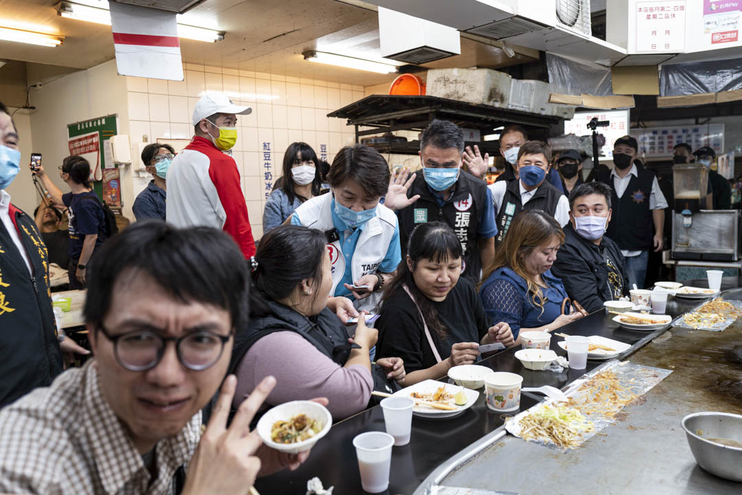 2022年11月22日,台北市市長候選人黃珊珊到景美夜市掃街拜票,走入一間食肆派發宣傳品。
