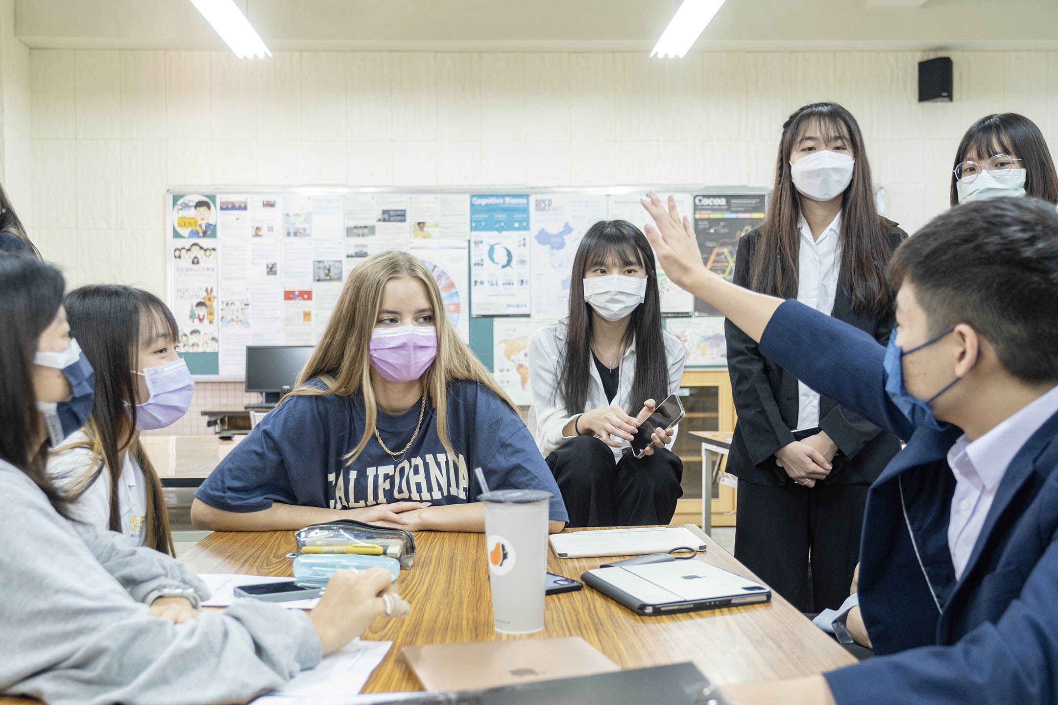 2022年10月28日,高雄新庄高中,一名来自爱沙尼亚的交换生与同学交流。