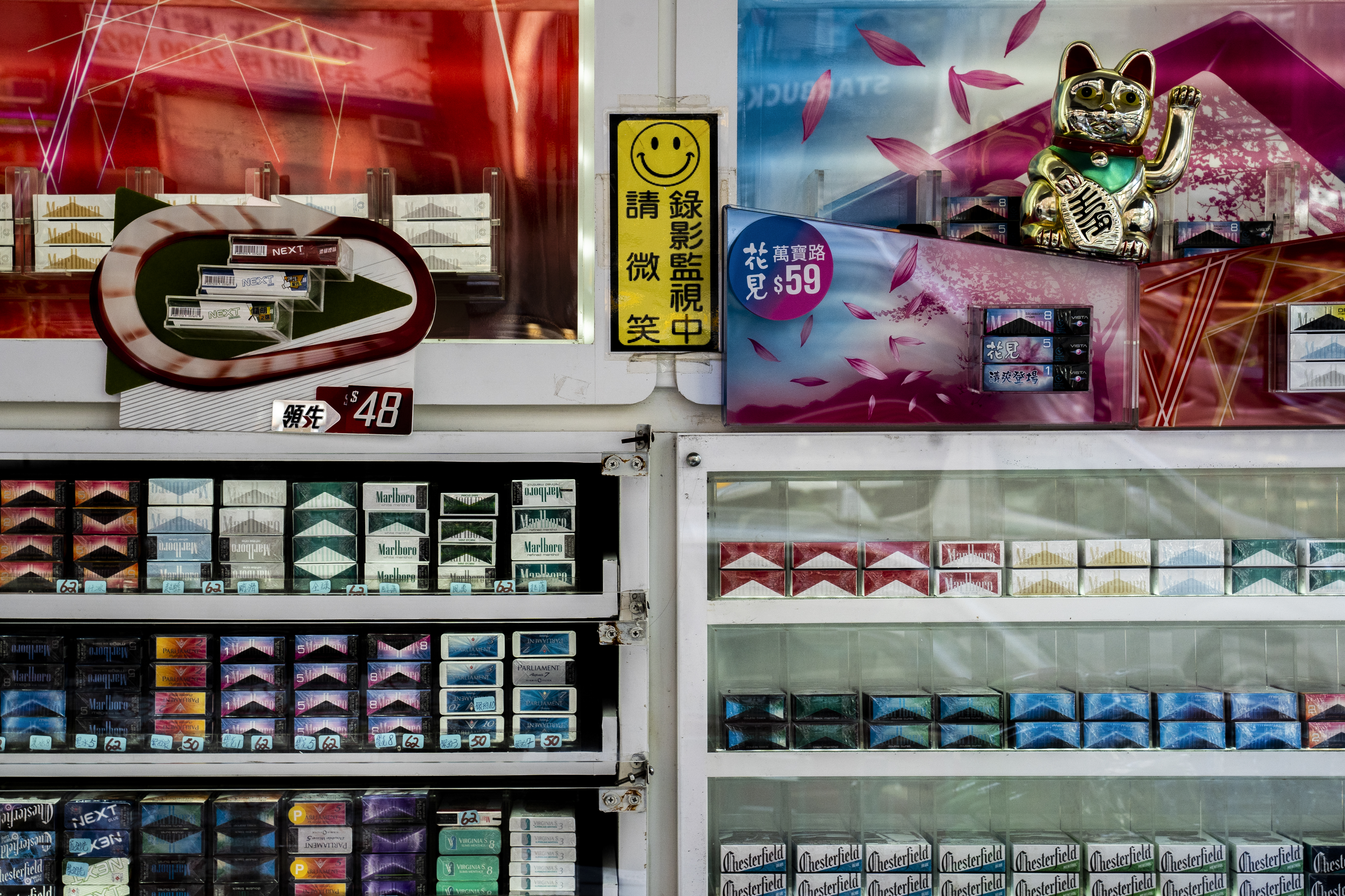 香港,报摊售卖香烟的货架。
