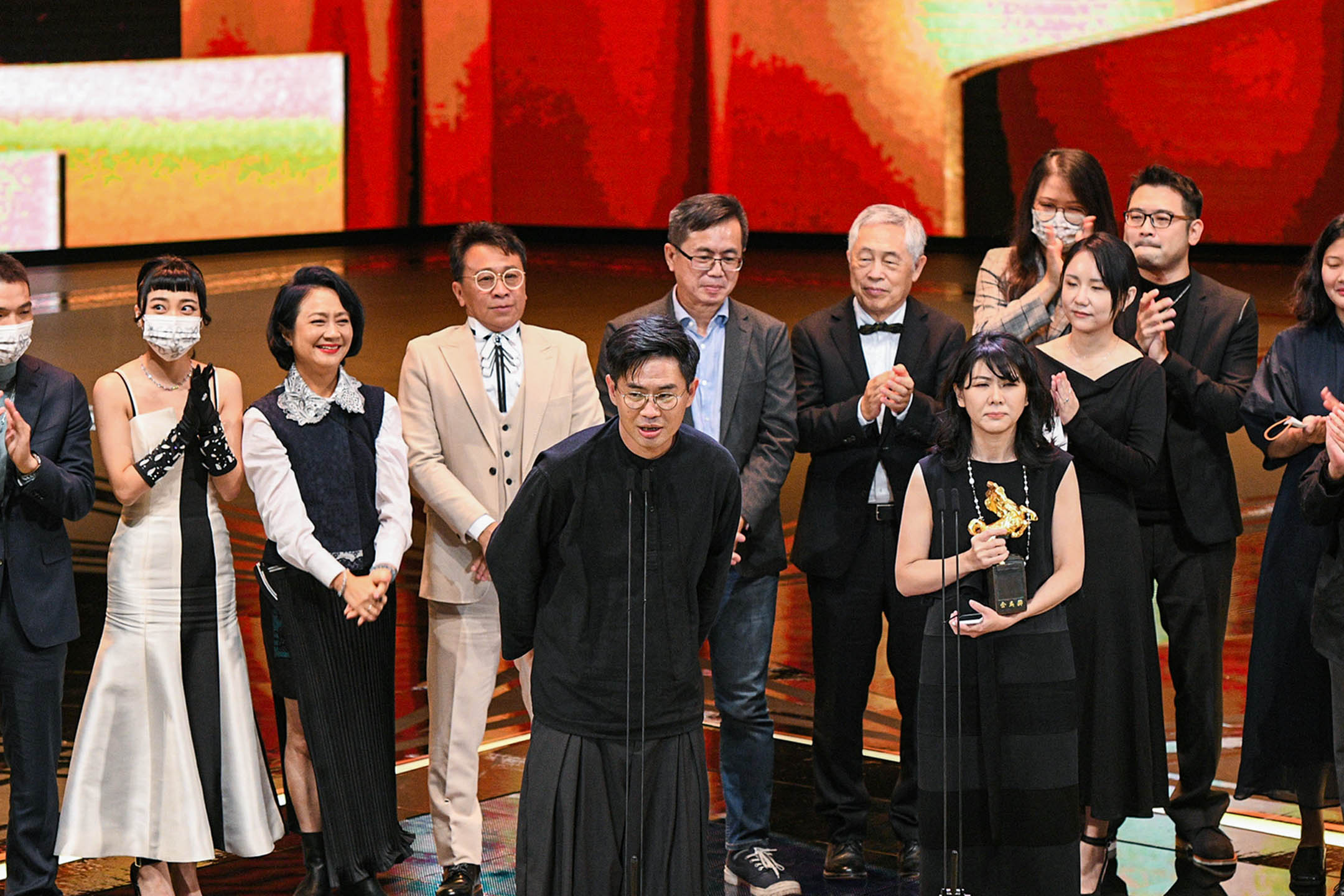 《一家子儿咕咕叫》获金马奖“最佳剧情片”,导演詹京霖致辞。