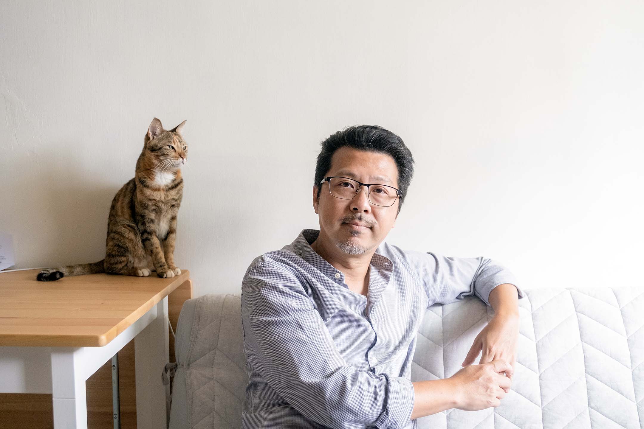 黎國泳和他的貓小B。