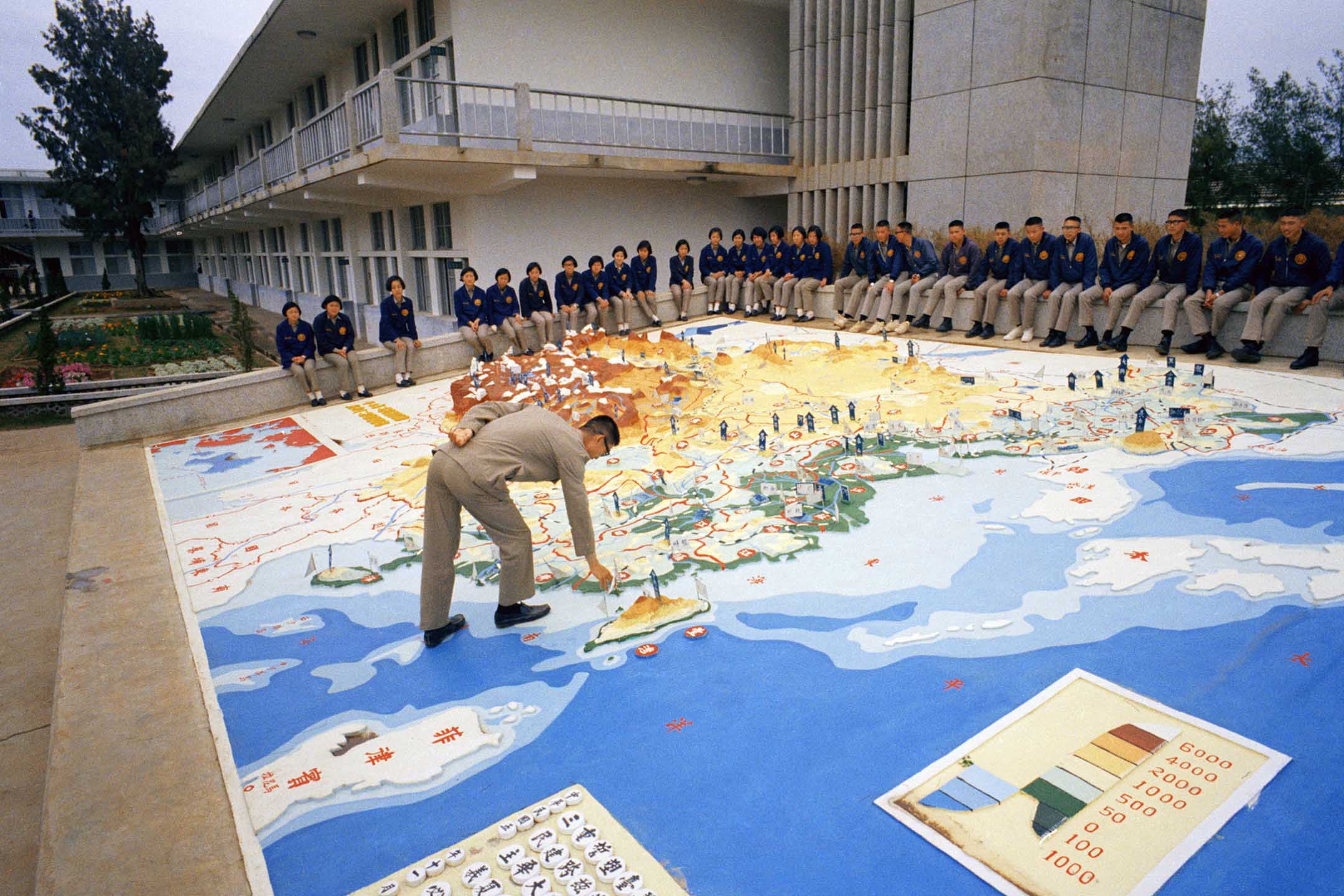 1972年4月,金门中学的学生围坐在大型地图旁上政治课。