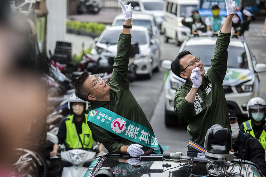 2022年11月24日,民進黨台中市長候選人蔡其昌在北屯車隊掃街。