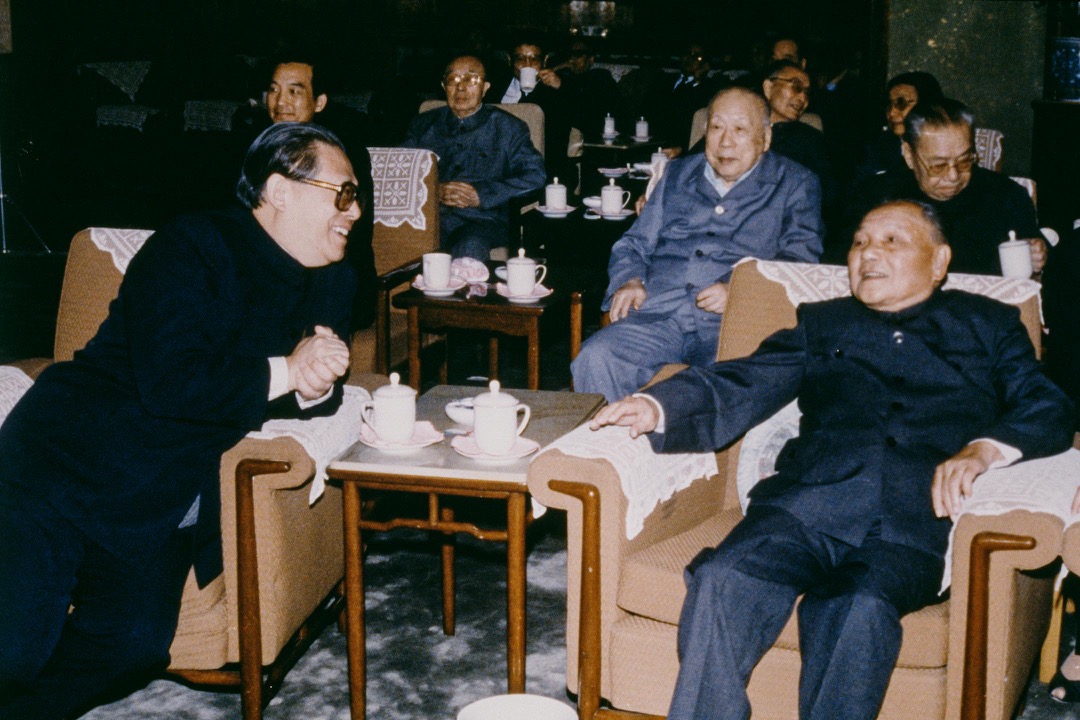 1989年9月29日,中共總書記江澤民(左)與中央軍委主席鄧小平(右)。
