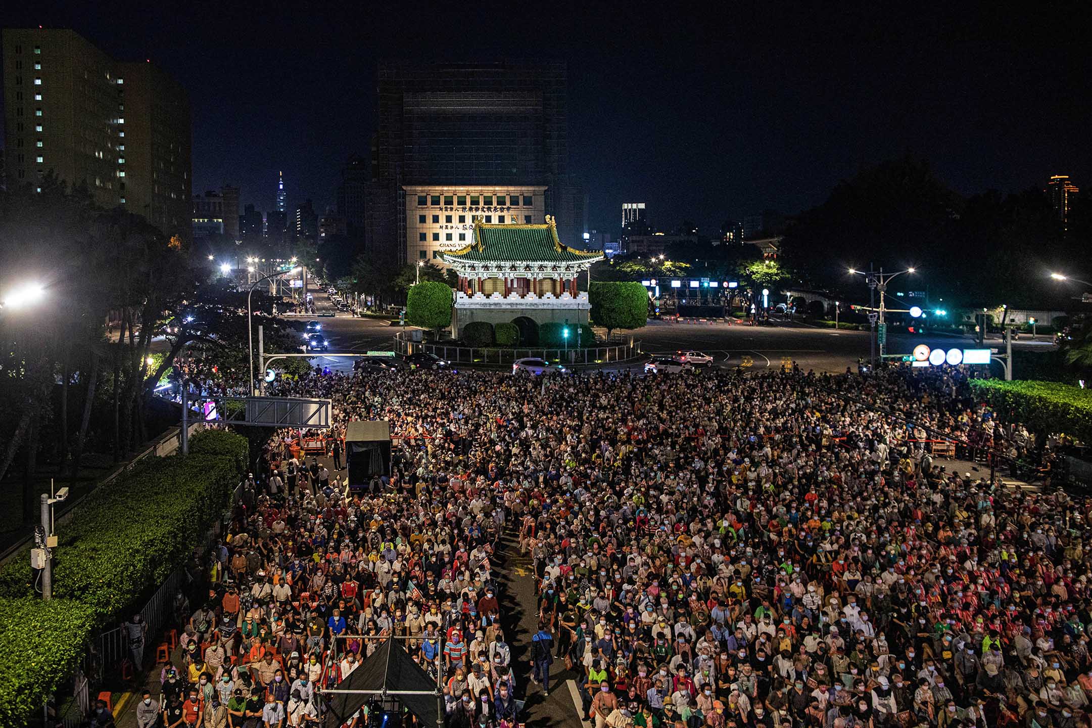 2022年11月12日,台北,台北市长候选人陈时中在凯道举行造势活动。摄:陈焯𪸩/端传媒