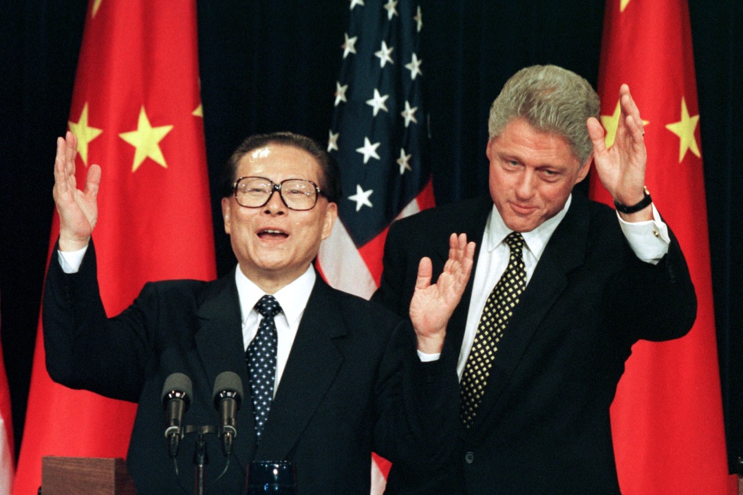 1997年10月29日,美國首都華盛頓,時任中國國家主席江澤民與時任美國總統克林頓在艾森豪行政辦公大樓共同會見記者。