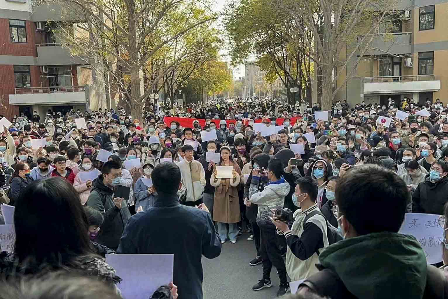 2022年11月27日中午,清華大園數百名學生加入最近的抗議潮,現場齊聲高呼「民主法治、表達自由」。