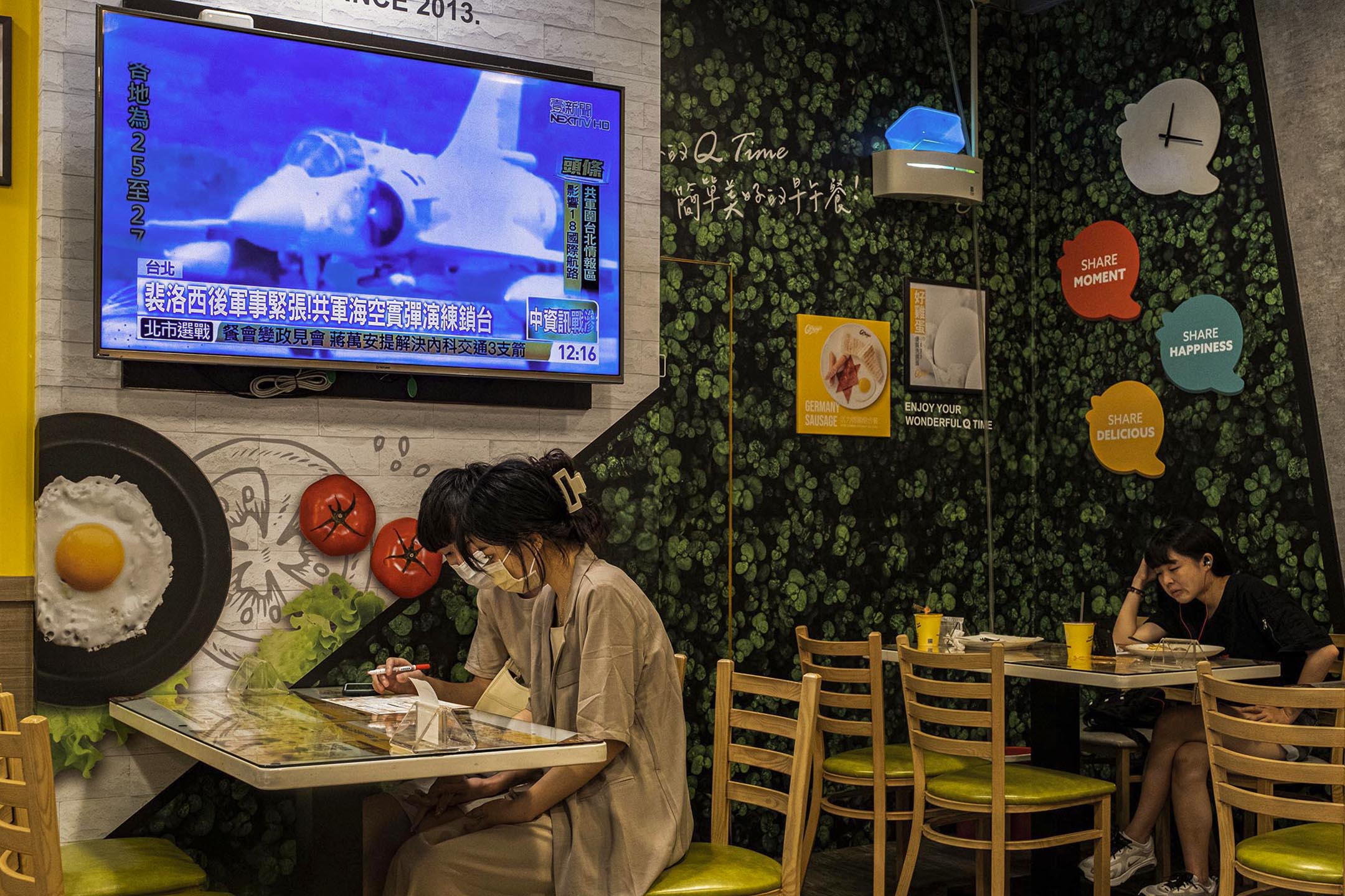 2022年8月4日,台北的一間早餐店,電視新聞播放關於中國在台灣周邊進行軍事演習的新聞。