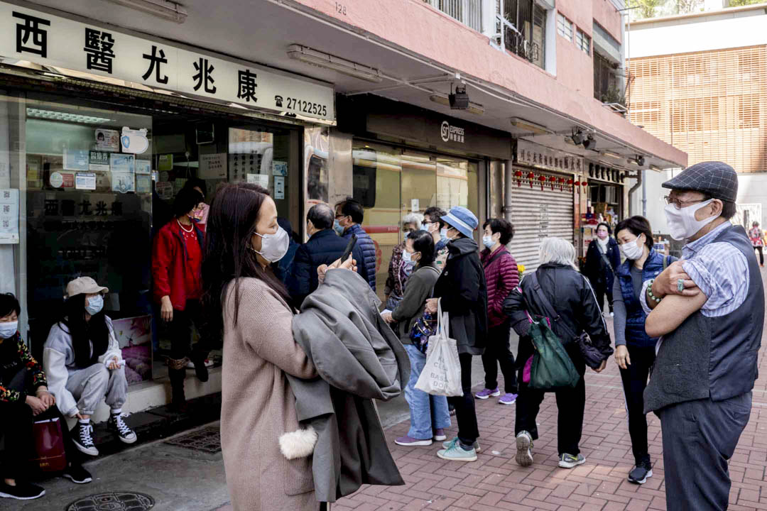 2022年2月11日,香港土瓜湾一间私家诊所外,有不少轮候接种疫苗的市民。