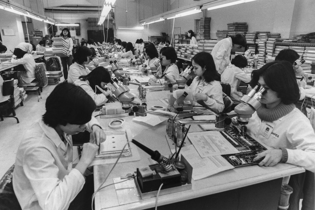 1980年，香港一間電子廠的日常工作情況。
