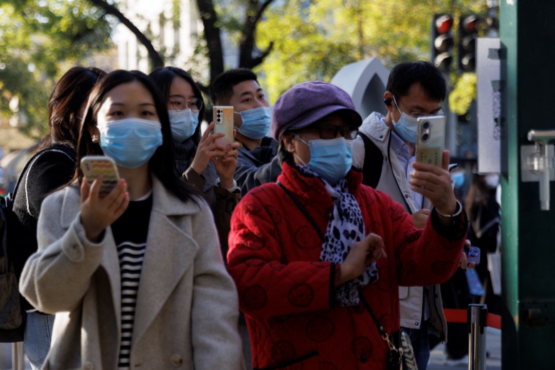 2022年11月5日，中國北京，市民排隊輪候掃「北京健康寶」二維碼。