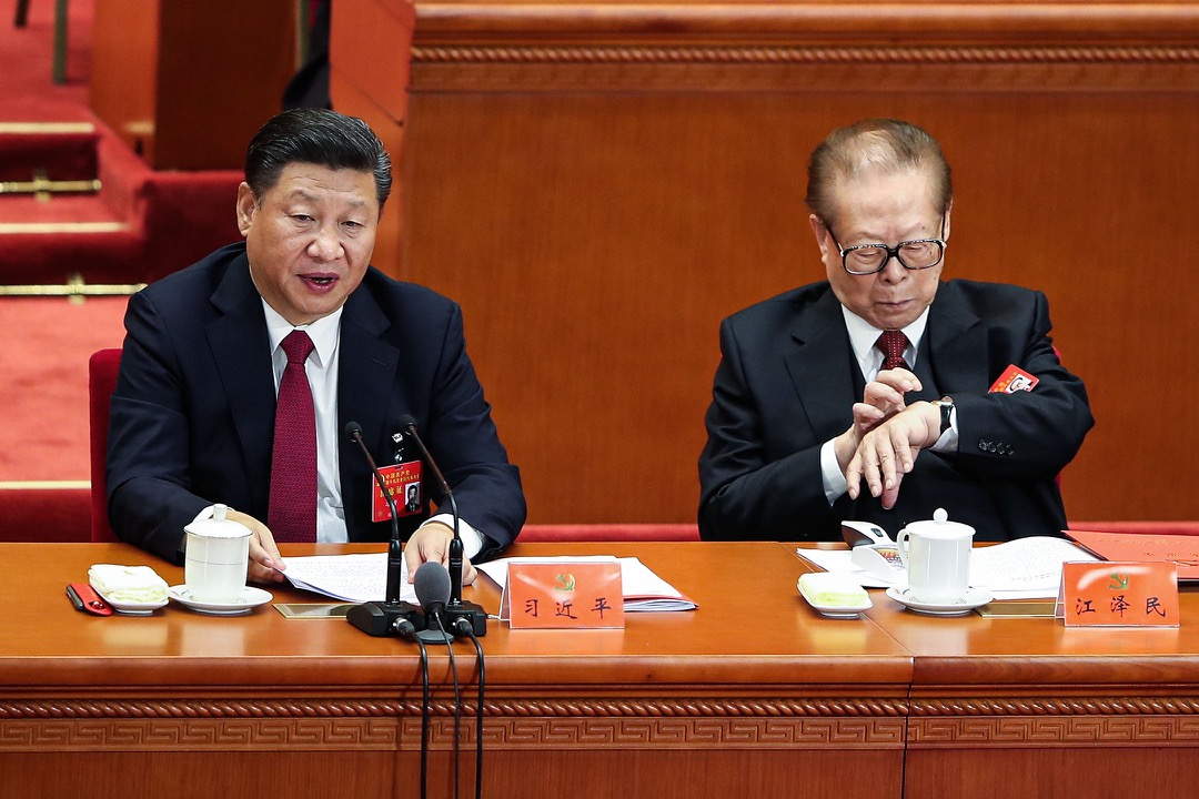 2017年10月24日,中國北京,中共總書記習近平(左)與前中共總書記江澤民(右)出席中共十九大閉幕禮。