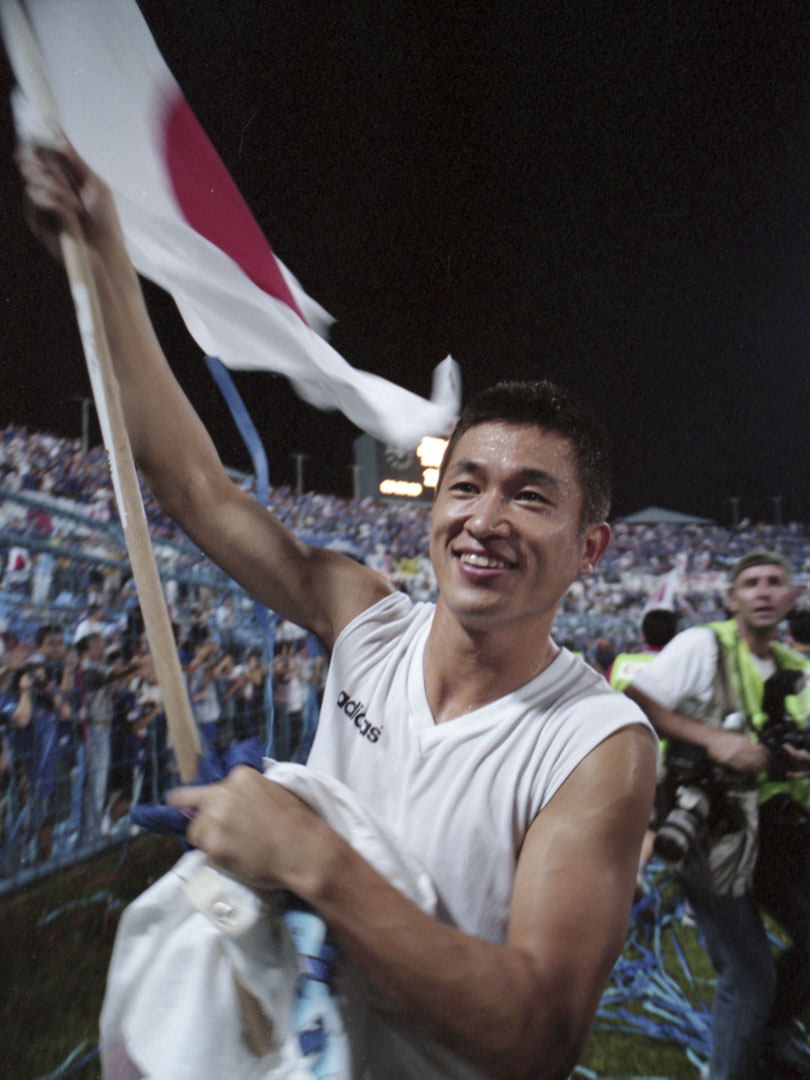 1997年11月16日,日本以3-2戰勝伊朗,出線法國世界盃,三浦知良舉著國旗慶祝。