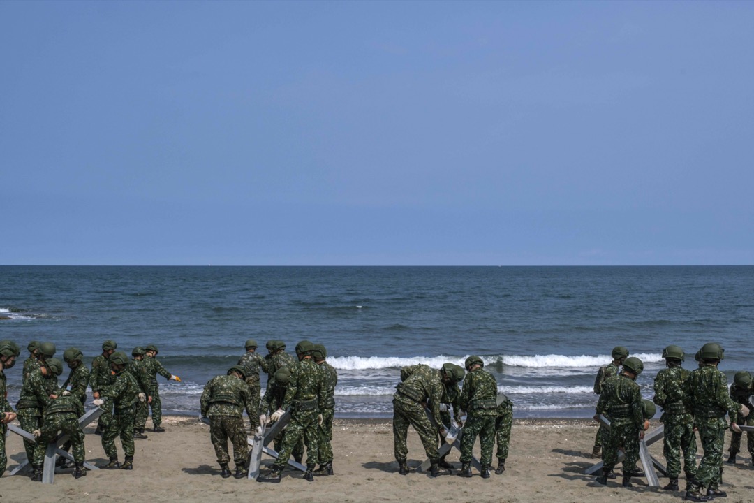 2022年7月26日,台灣苗栗,士兵在岸邊進行軍事演習。