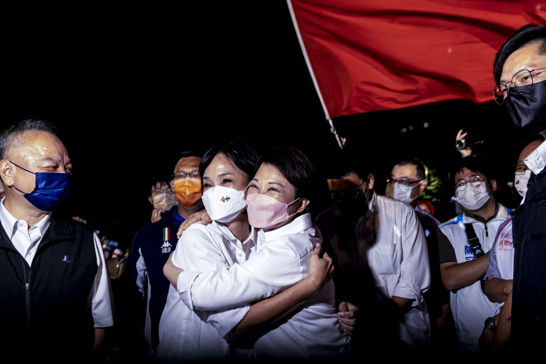 2022年10月14日,國民黨的女候選人的造勢晚會,高雄市長候選人柯志恩及台中市長候選人盧秀燕相擁。