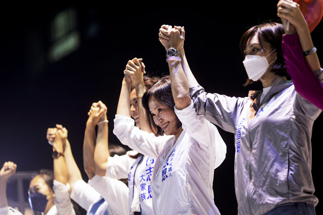 2022年10月20日,國民黨高雄市市長候選人柯志恩舉行造勢活動,台上跟黨友手牽手打氣。