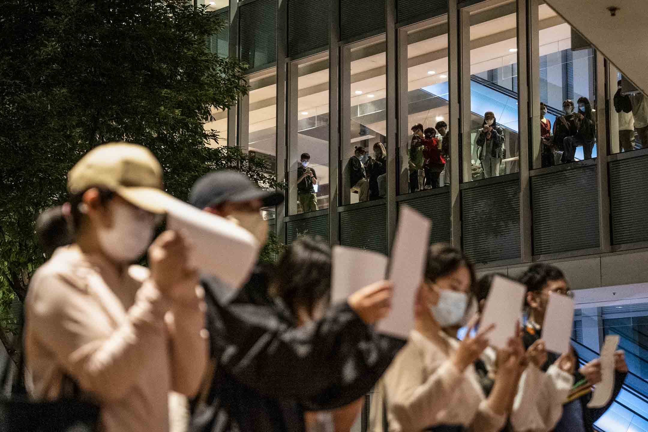 2022年11月29日晚上,香港大学校园有人发起声援中国反封管抗议的行动。