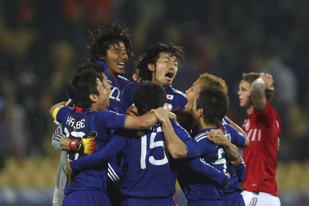 2010年6月24日,南非世界盃,日本隊擊敗丹麥隊後,球員興奮慶祝勝利。