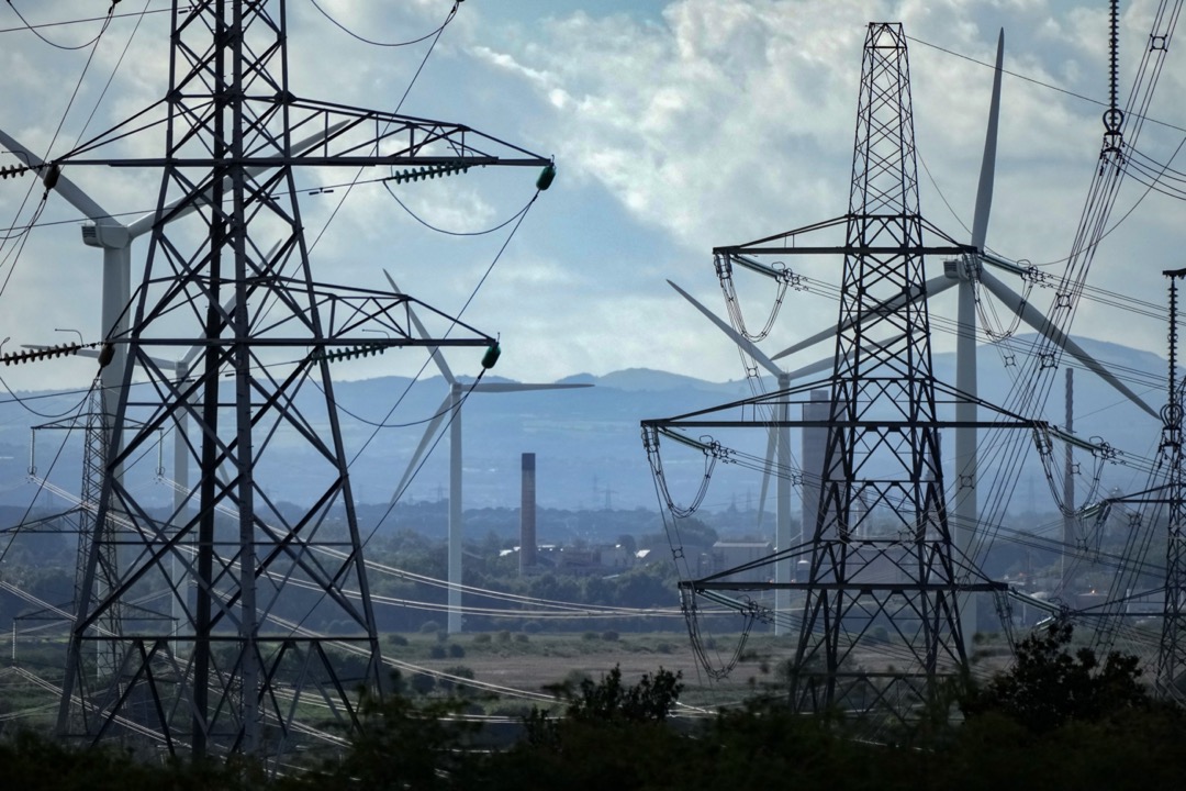 英國利物浦市郊小鎮朗科恩(Runcorn),草坪上高壓電塔與風力發電機林立。