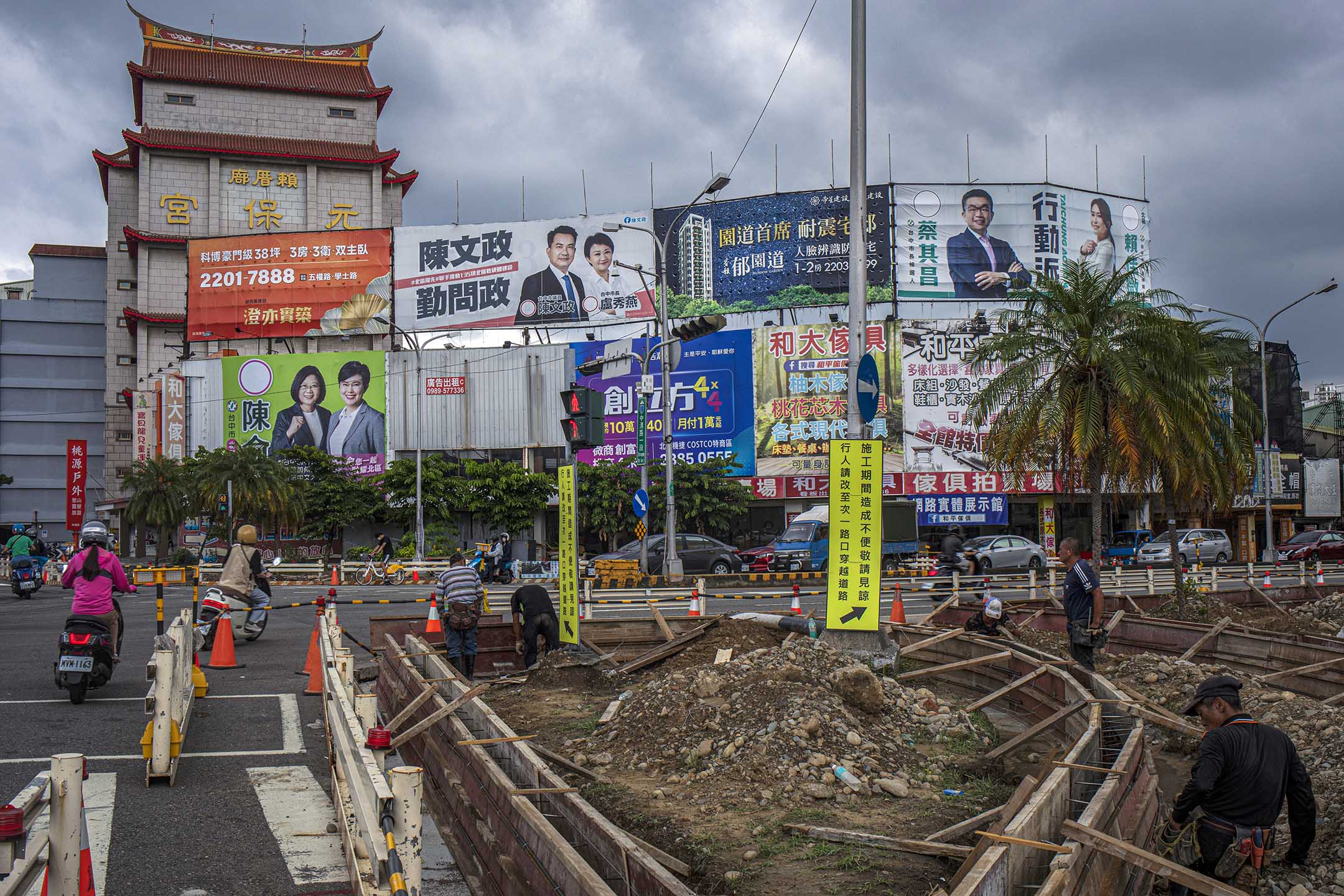 2022年8月18日,台中的競選廣告。攝:陳焯煇/端傳媒