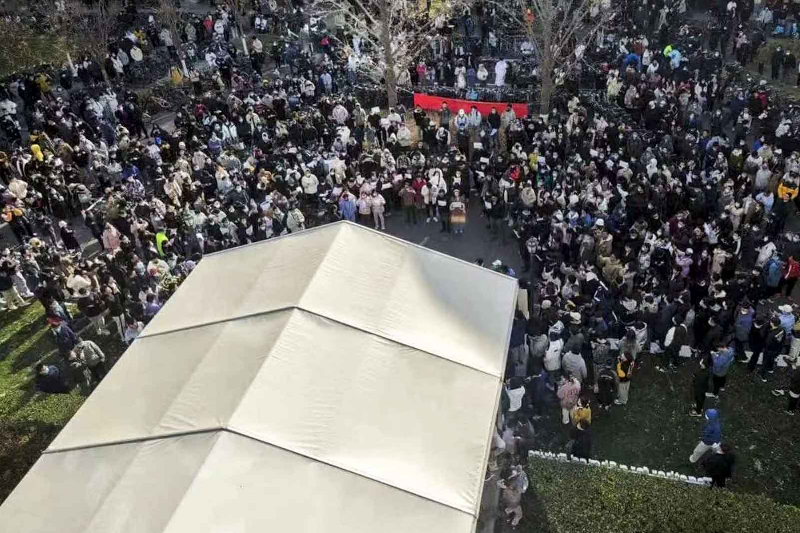 2022年11月27日中午,清华大园数百名学生加入最近的抗议潮,现场齐声高呼“民主法治、表达自由”。