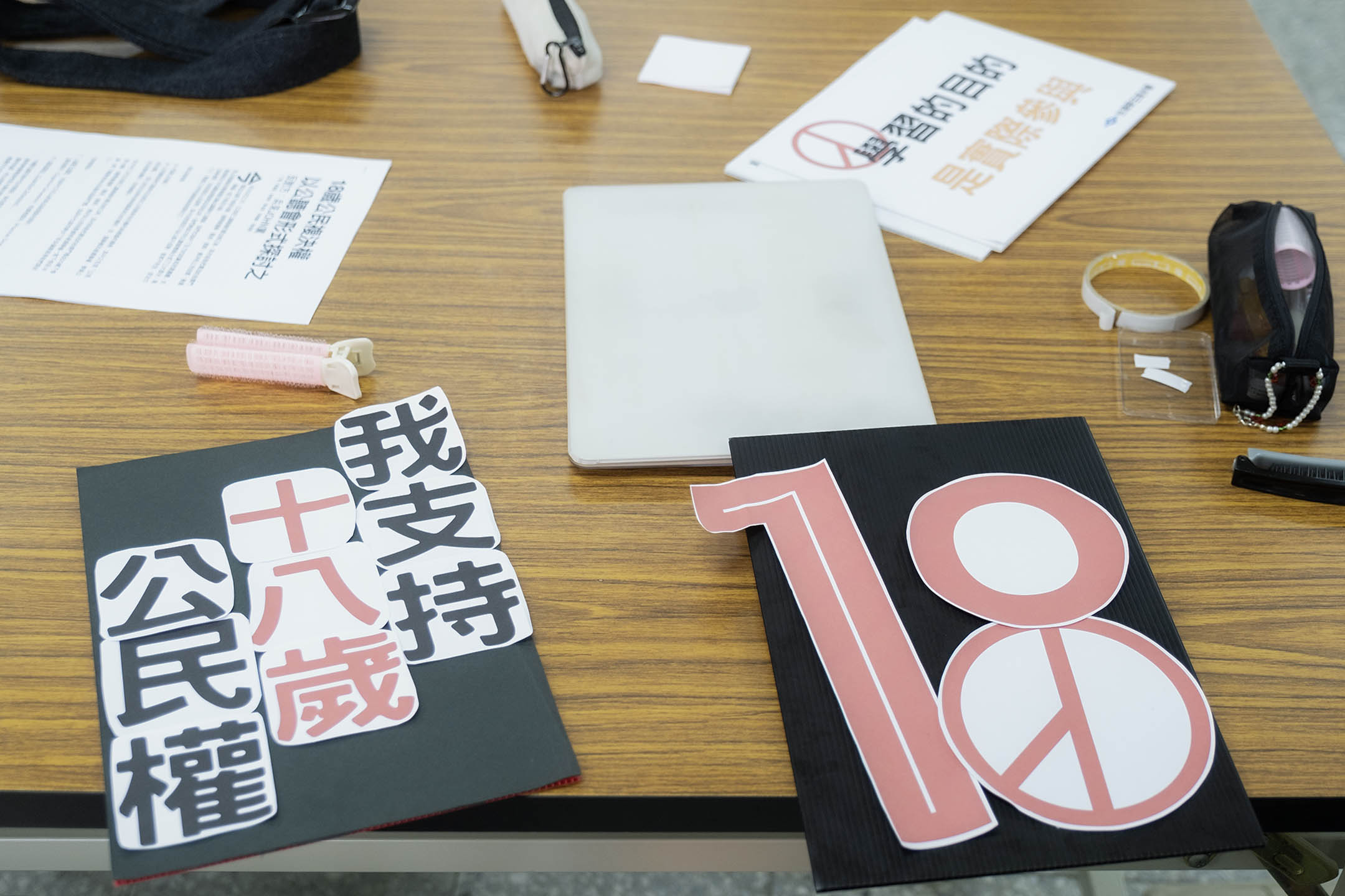 2022年10月28日,高雄新庄高中,一场针对18岁公民举办的权模拟公听会,学生各自担任正反方代表进行辩论。