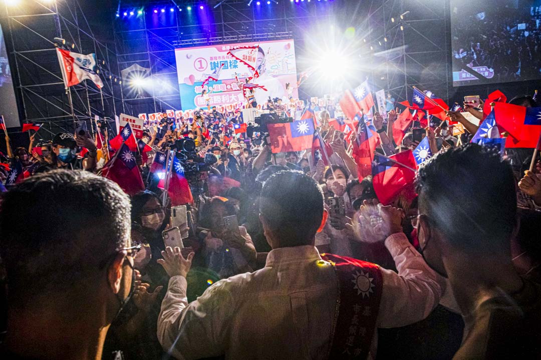 2022年11月17日,國民黨基隆市市長候選人謝國樑的造勢晚會,大進場期間支持者揮舞旗幟。