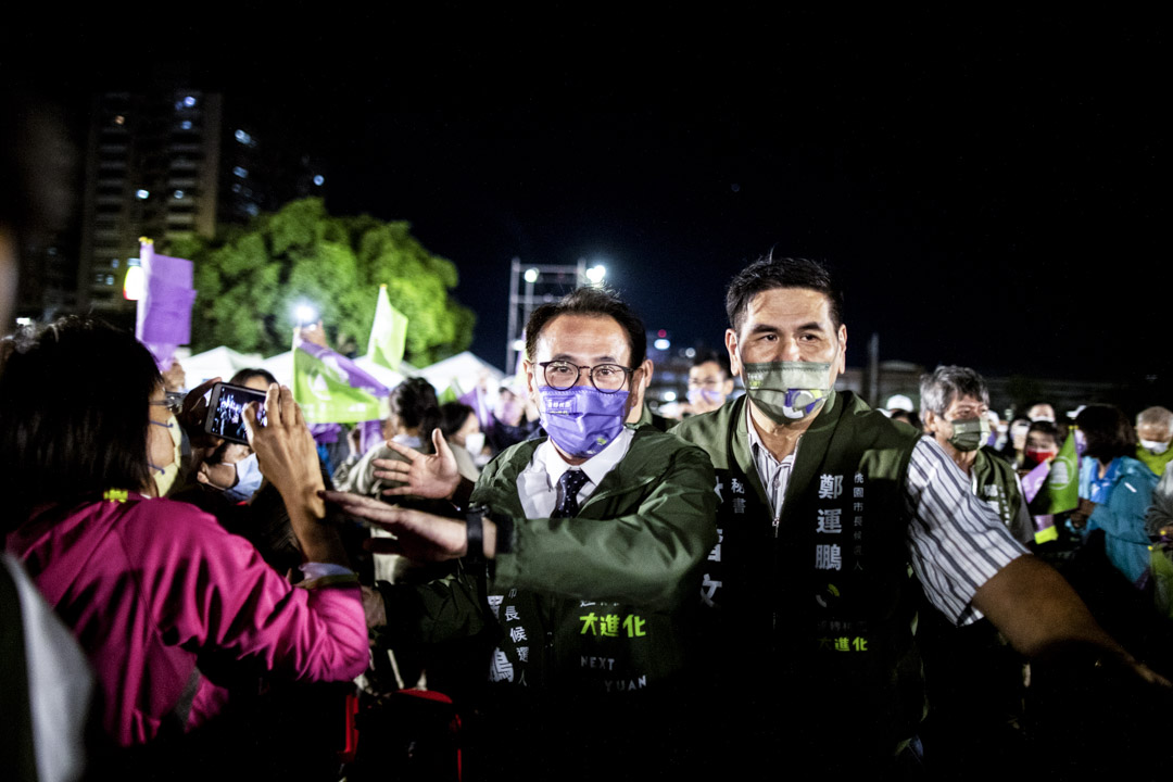 2022年11月20日,民進黨桃園市長候選人鄭運鵬舉行造勢大會,進場時接受群眾歡呼。