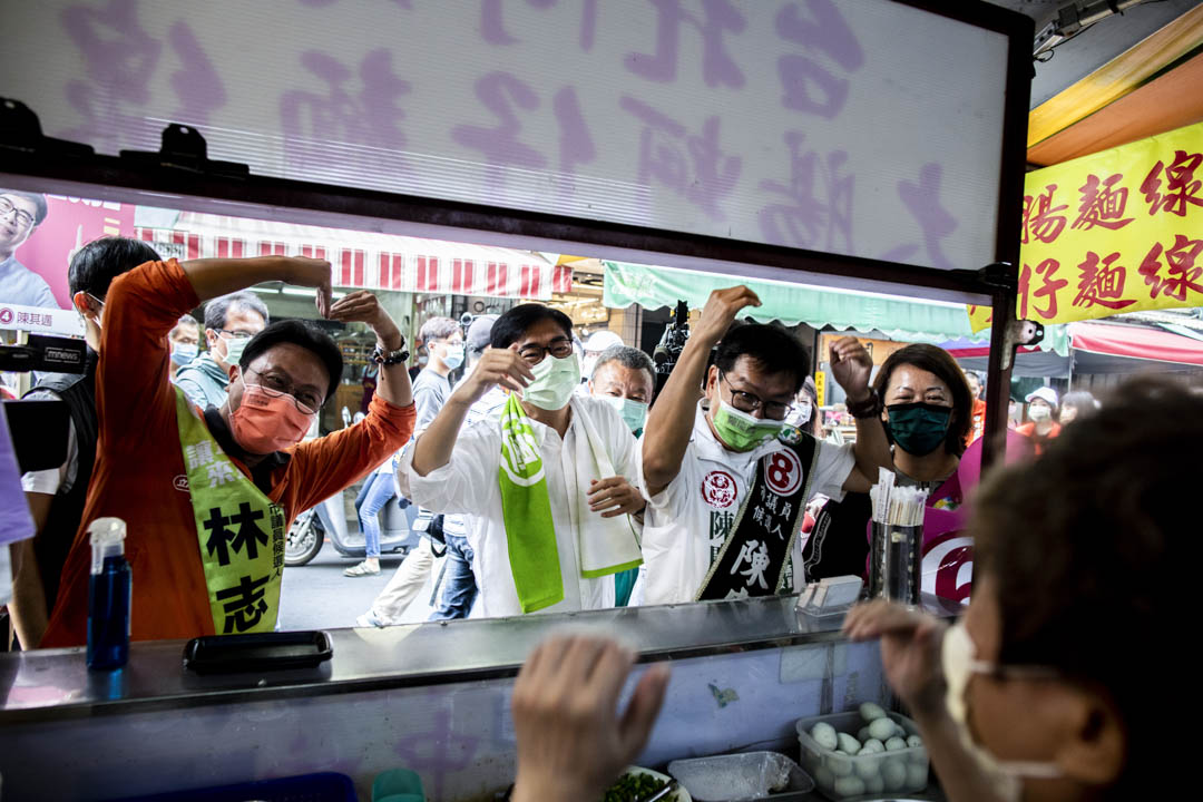 2022年11月23日,爭取連任的民進黨高雄市長陳其邁到岡山文賢市場拜票。
