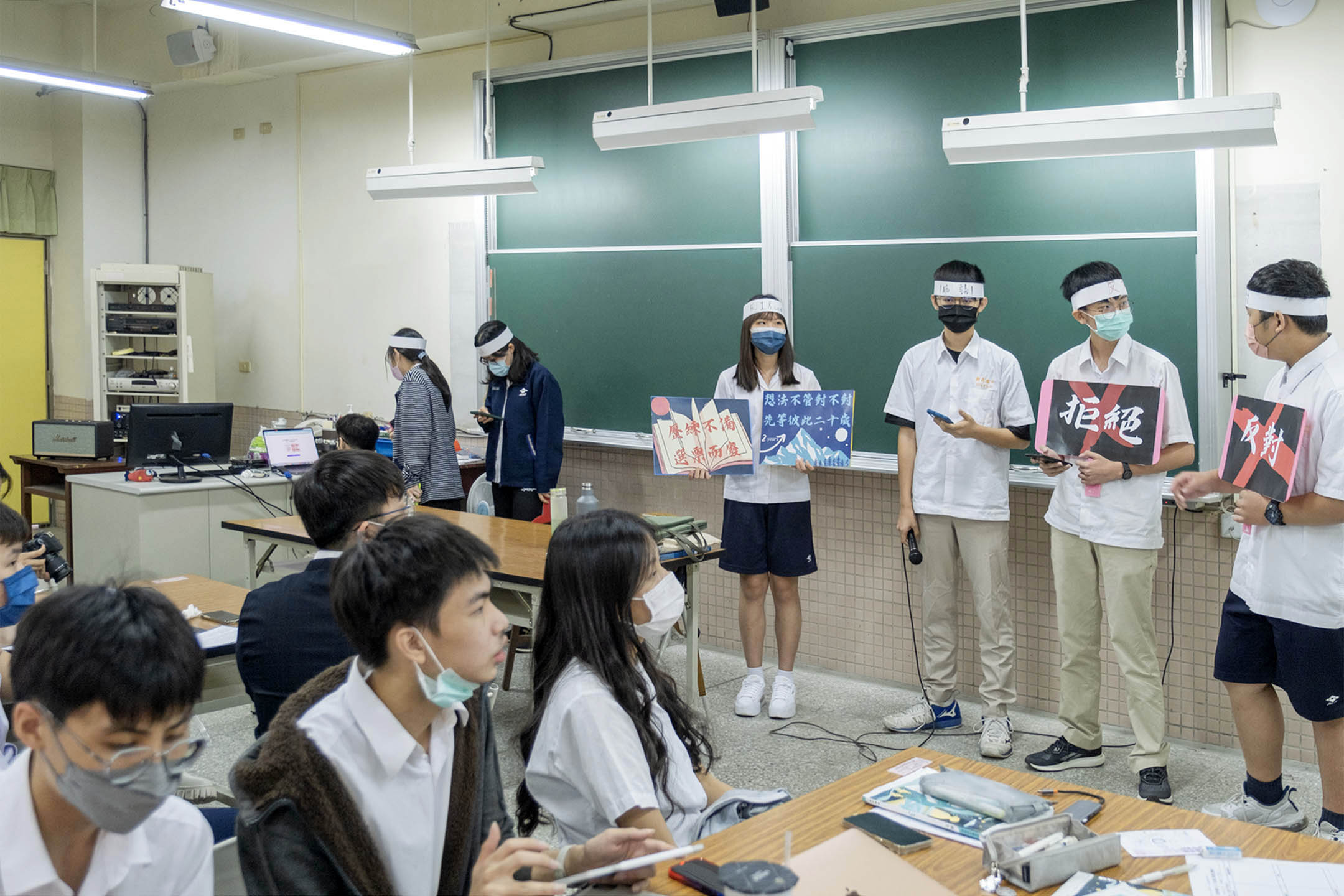 2022年10月28日,高雄新庄高中,一场针对18岁公民举办的权模拟公听会,学生各自担任正反方代表进行辩论。