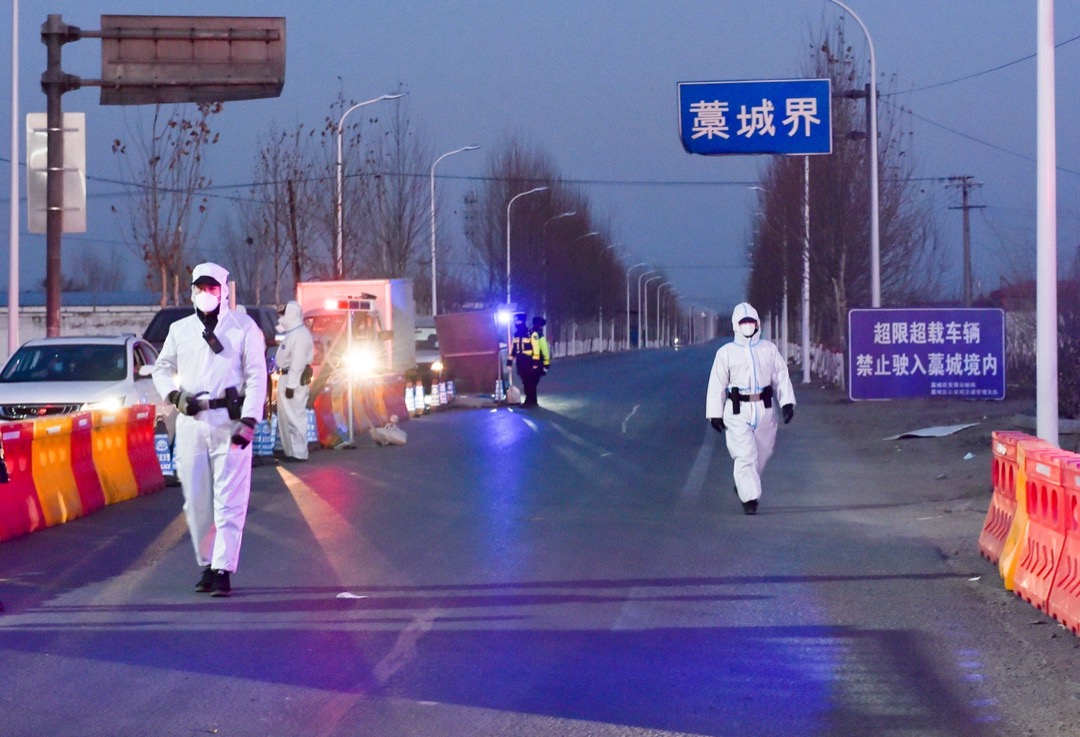 2021年1月5日，中國河北石家莊，警員在公路上檢查進城的車輛。