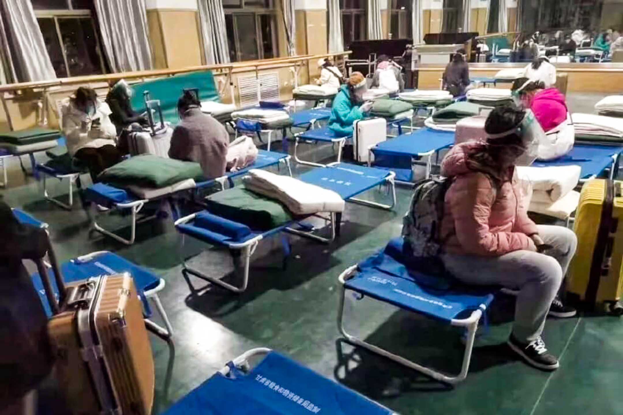 甘肅蘭州文理學院爆發疫情,列為高風險區遭封校,學生在教室隔離。