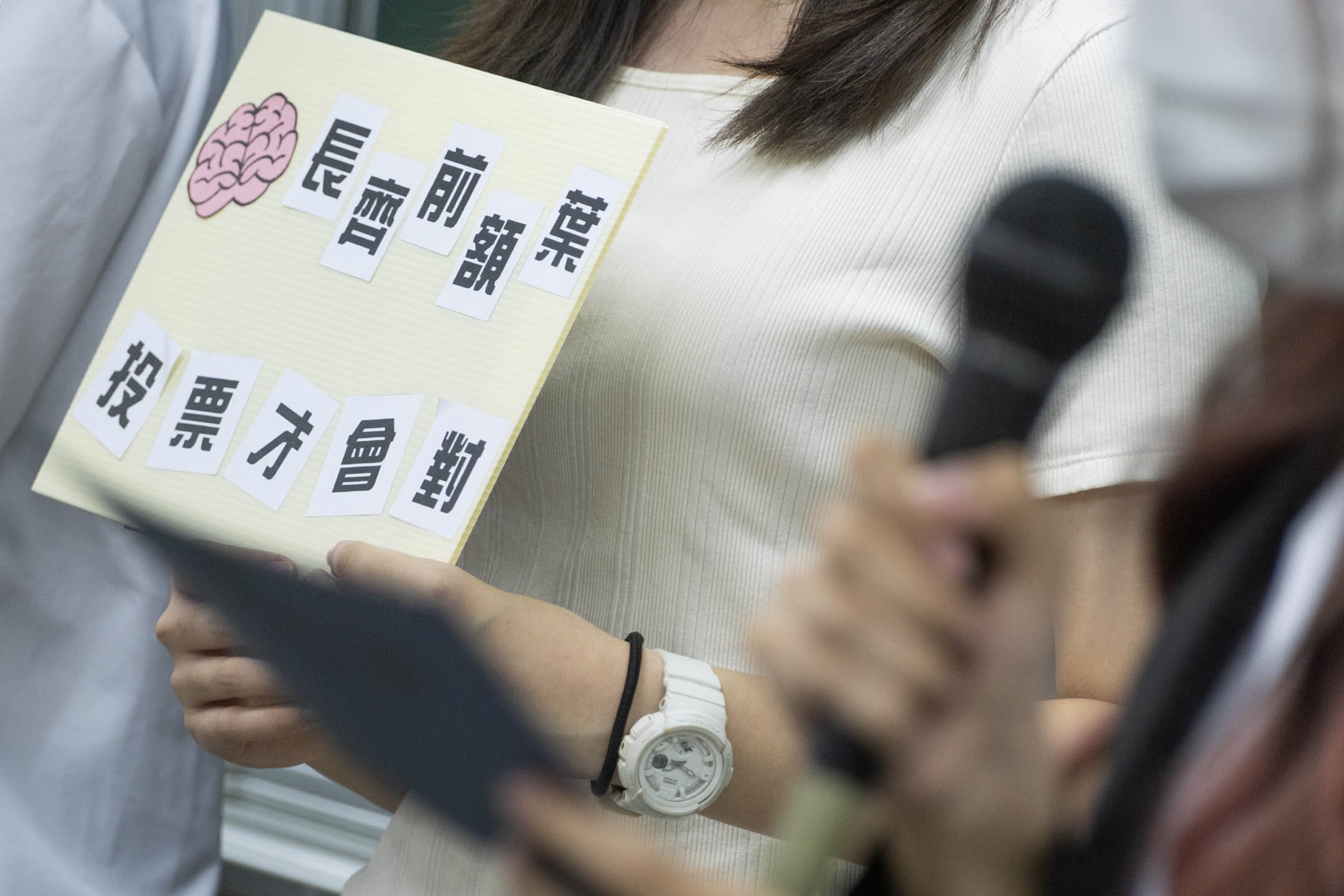 2022年10月28日,高雄新庄高中,一场针对18岁公民举办的权模拟公听会,学生各自担任正反方代表进行辩论。