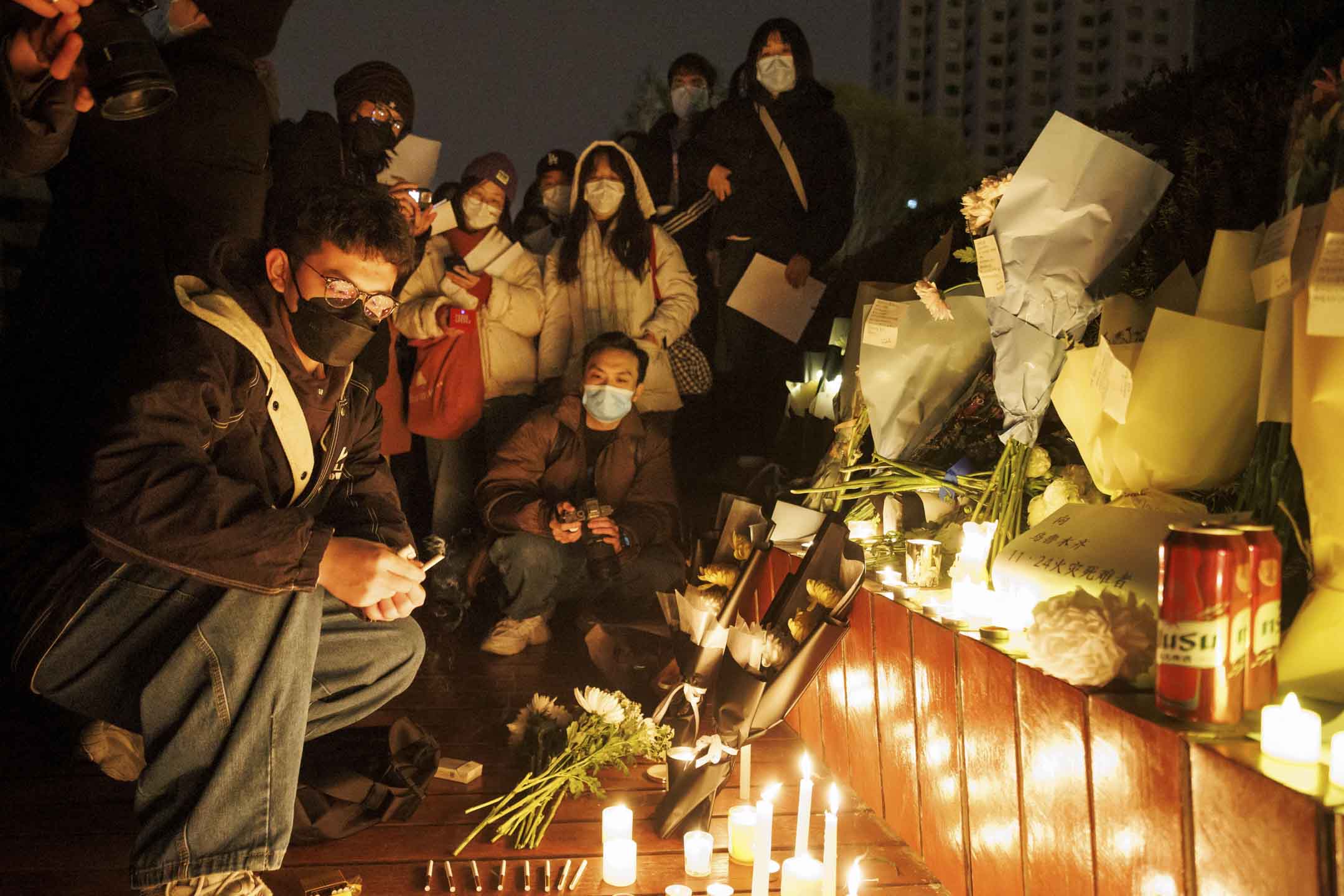 2022年11月27日晚上,北京亮马河畔,大量市民参与悼念乌鲁木齐大火遇难同胞,现场有烛光燃点。