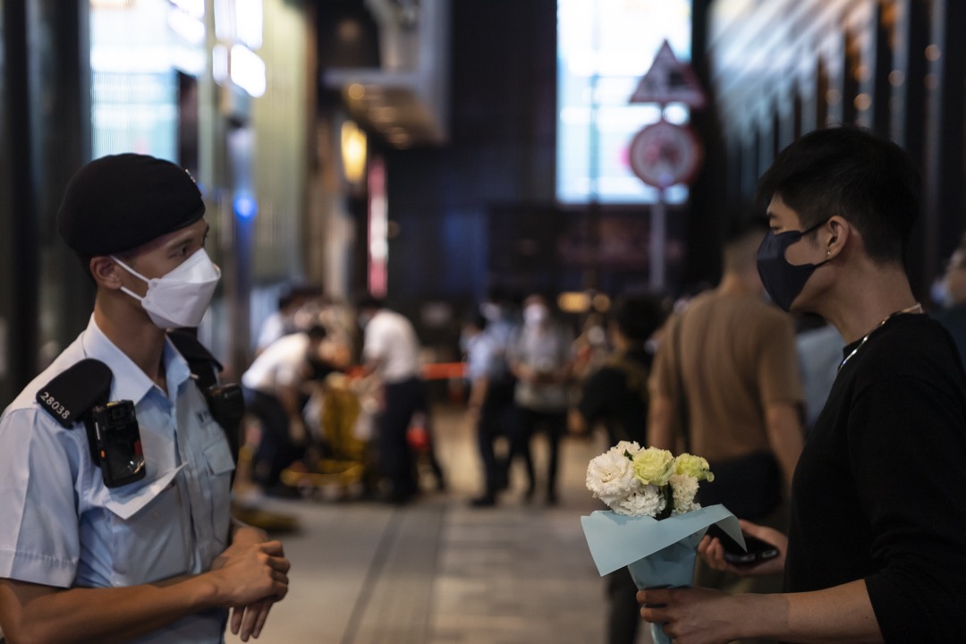 2022年11月28日,网上发起“香港悼念乌鲁木齐冤火与清零遇难者”活动,有市民到中环戏院里摆放鲜花时遭警方阻止。